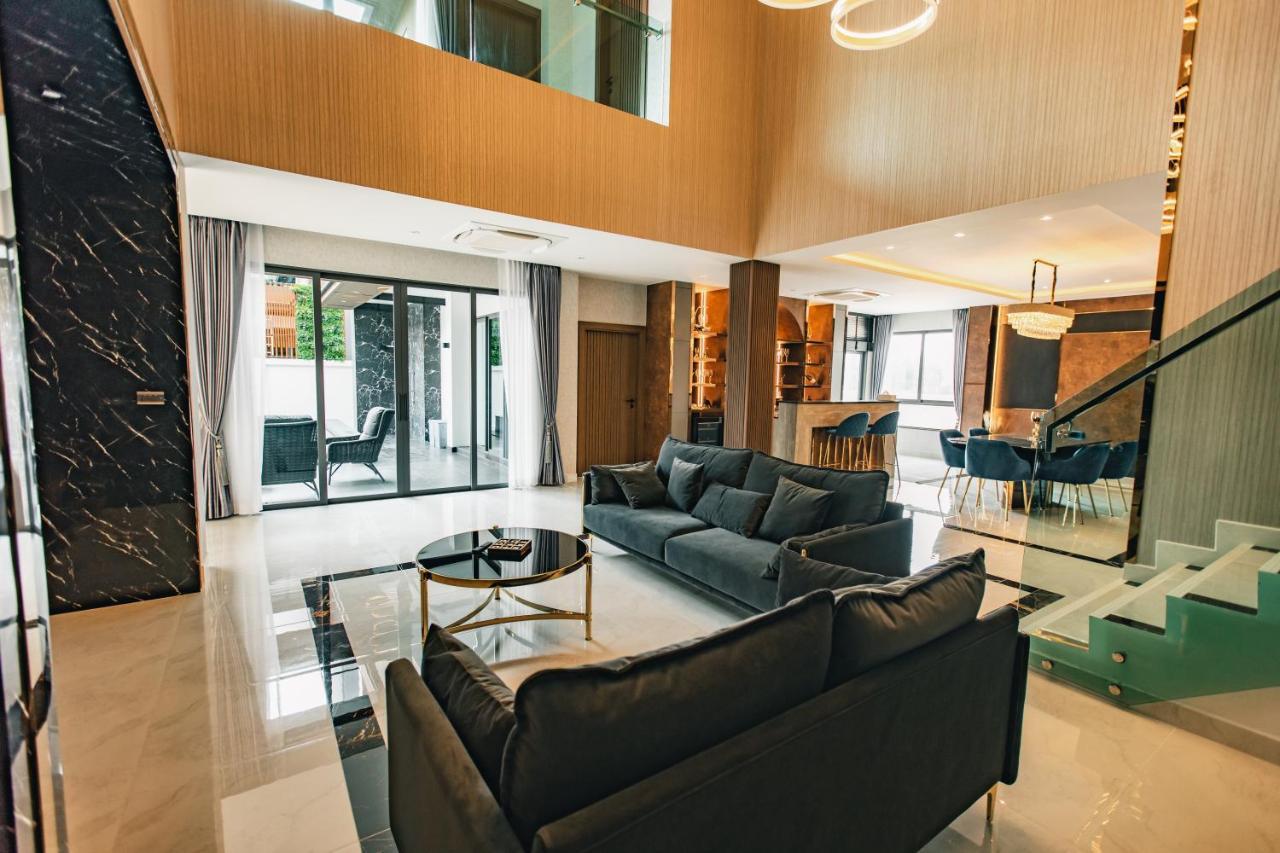 Astro Luxury: Ultra Luxury 4 Beds Pool