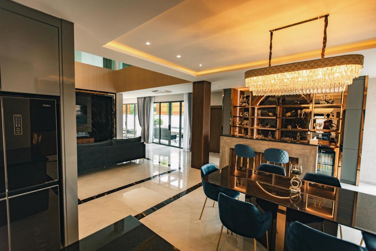 Astro Luxury: Ultra Luxury 4 Beds Pool Villa